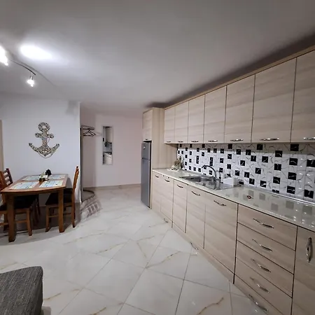 Beach Apartment *